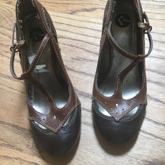Vintage Kenneth Cole Reaction Spectator Heels - Picture 4 of 4